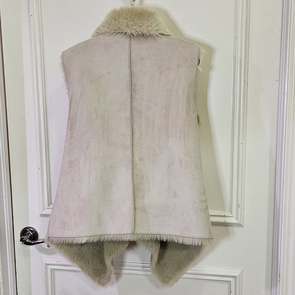Loft (Ann Taylor Loft) Cream Faux Suede Faux Fur Trim & Lining Vest, Large - Picture 2 of 16